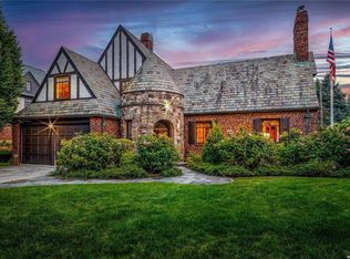 31 Devon Rd, Rockville Centre, NY 11570