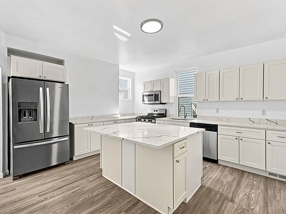 4th image of 210 Robinson St