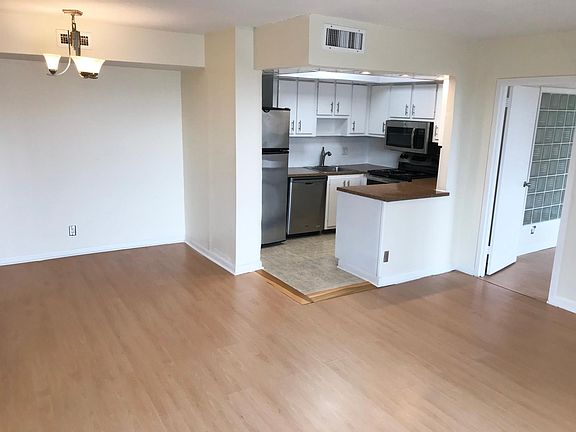 4th image of 1050 SE 15th St APT 306