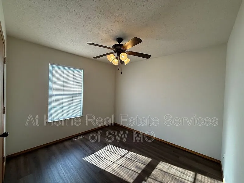 3 bed, 2.0 bath, 1357 sqft, $1,380 — Photo 4