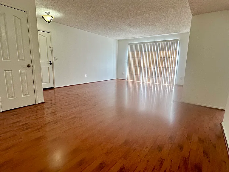 1034 Thompson Ave #8 — Photo 6