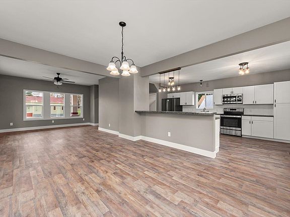 5th image of 302 E Washington St