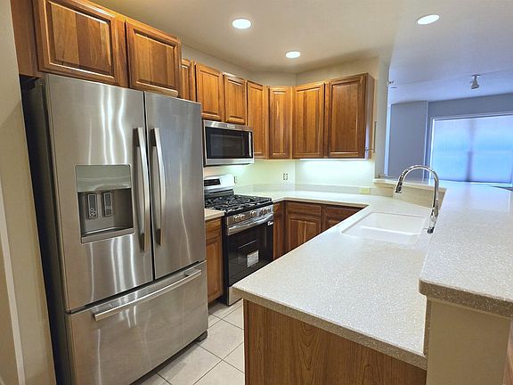 4th image of 360 W Washington Ave Unit 215