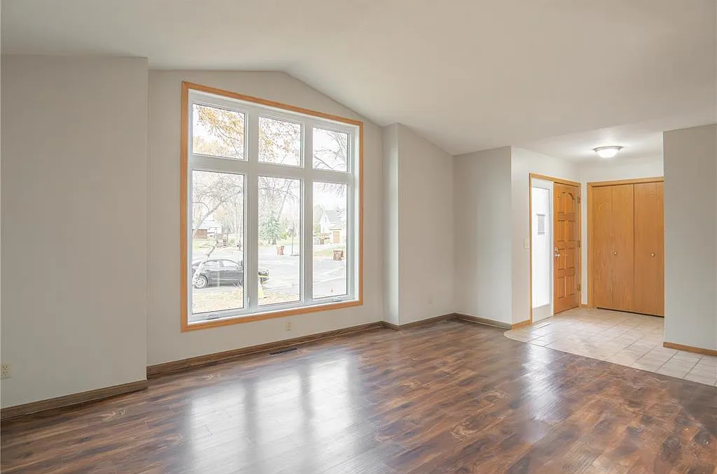 3 bed, 1689 sqft, $2,500 — Photo 2