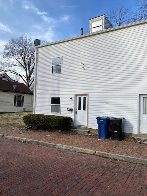 3 bed, 1.5 bath, 1200 sqft, $950 — Photo 1