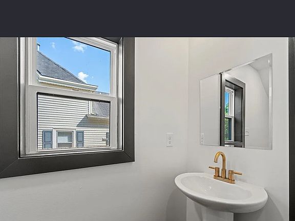 4th image of 136 College St