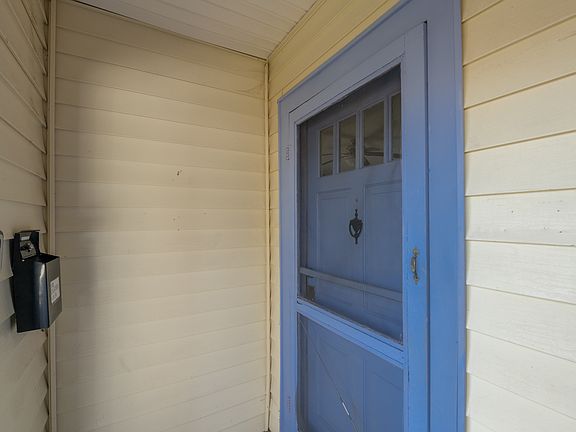 2nd image of 1301 Clarendon St #A