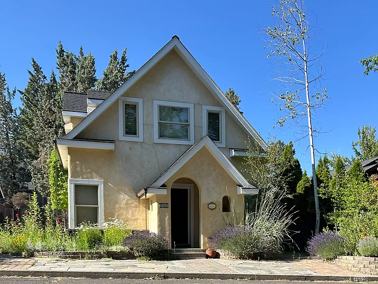 1562 NW Elgin Ave — Photo 1