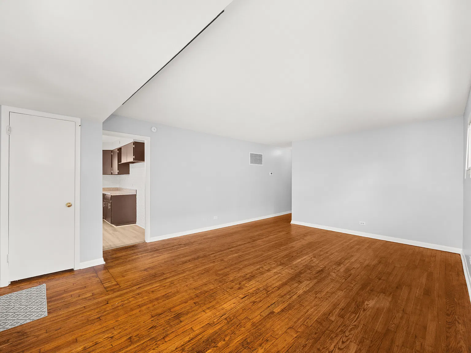 3 bed, 1100 sqft, $2,350 — Photo 3
