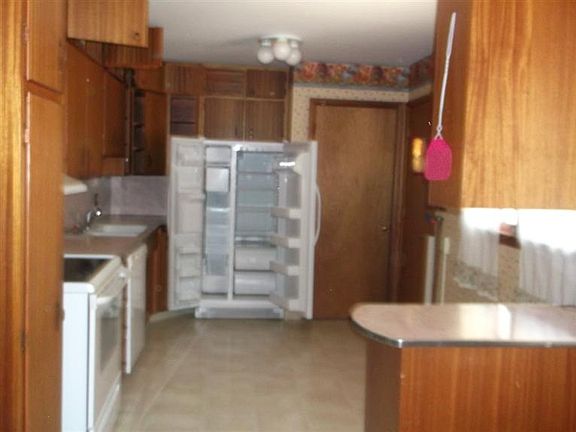 3rd image of 914 Sunrise Hill Dr