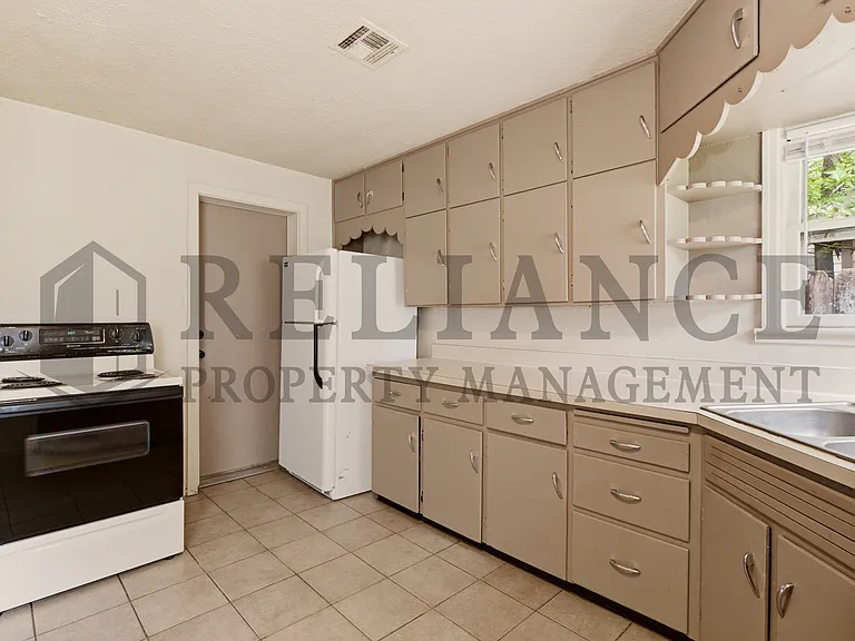 2464 S Washington Ave — Photo 20