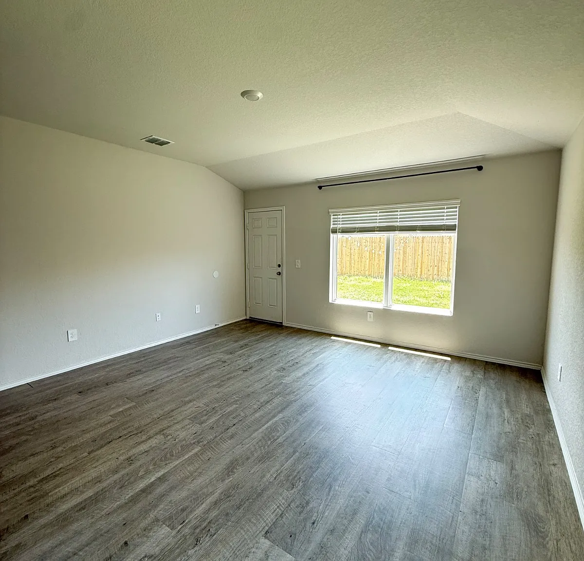 4 bed, 1459 sqft, $2,175 — Photo 4