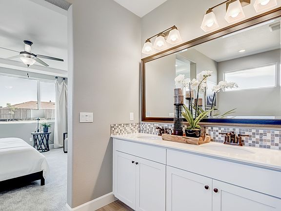 Dual sinks in owner s bath