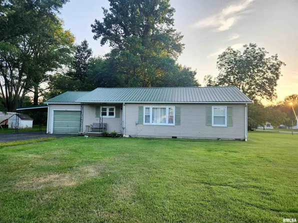 306 N Douglas St, Wayne City, IL 62895