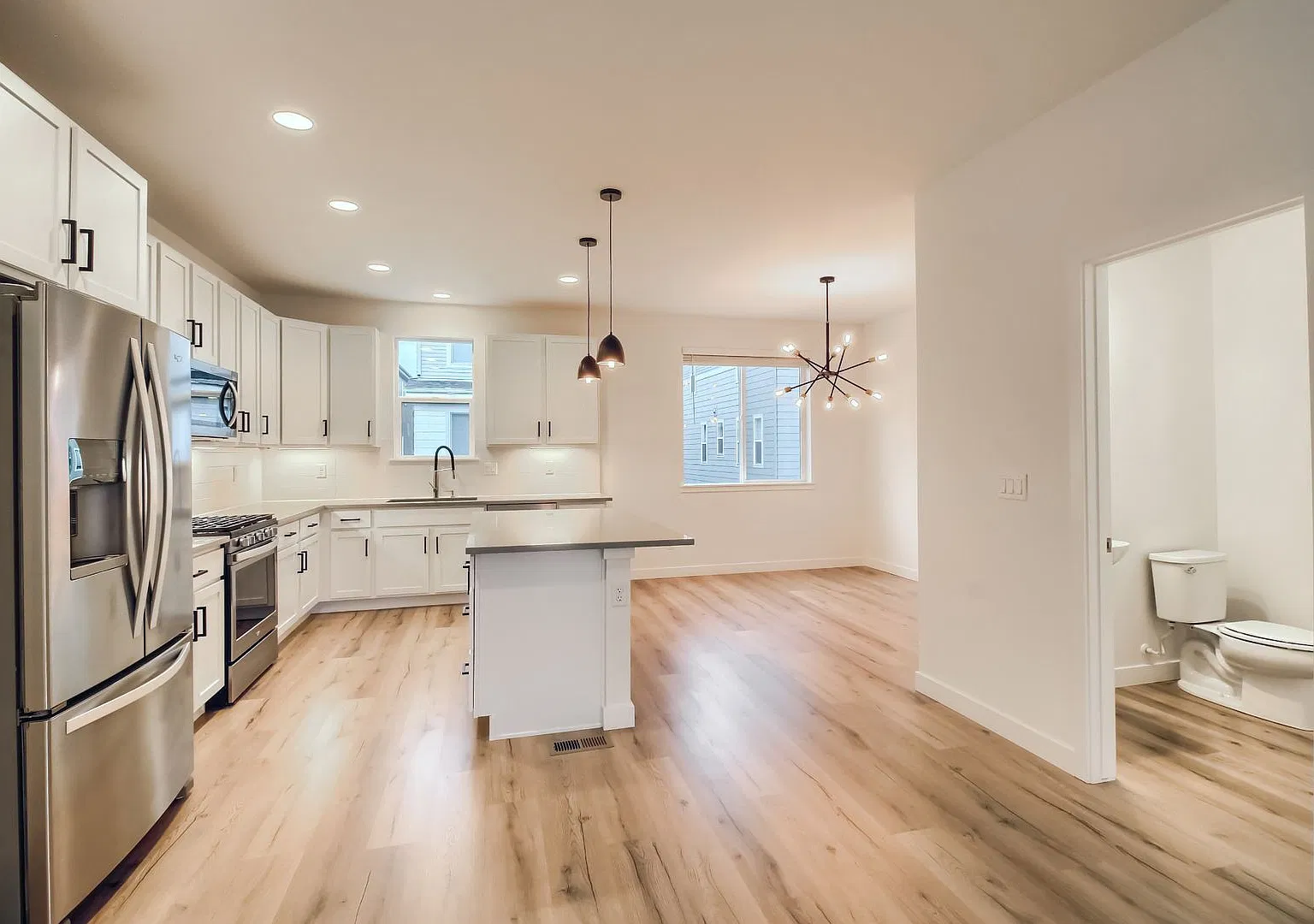 Modern 3 Bedroom townhome in Prime Location (Mountain Views!) — Photo 3