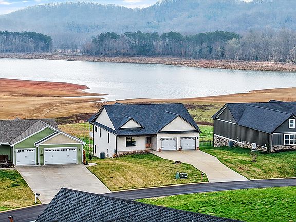 5th image of 217 Masters Ln