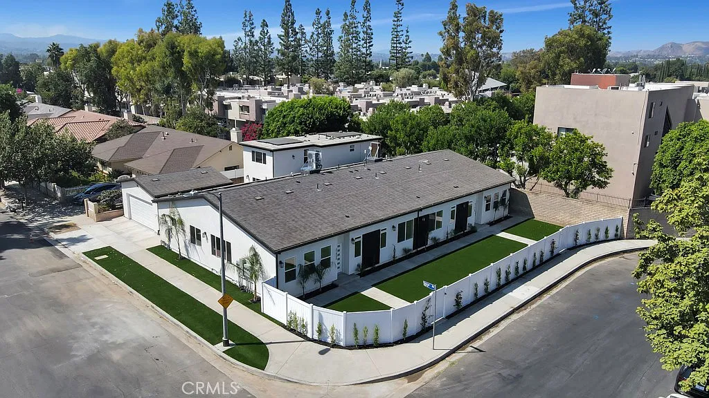 5 bed, 5.5 bath, 1900 sqft, $5,300 — Photo 2