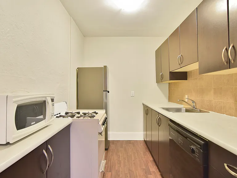 935 Jervis St #18 — Photo 9