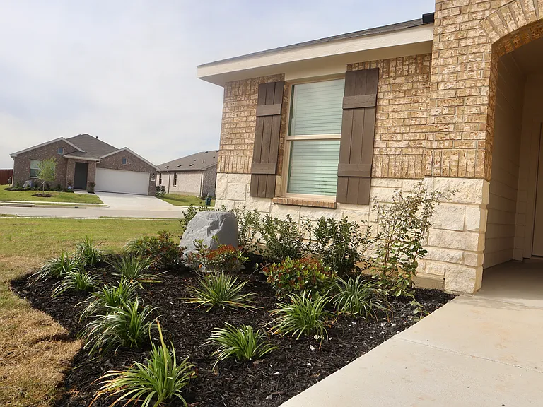 5552 Rollins Dr — Photo 2