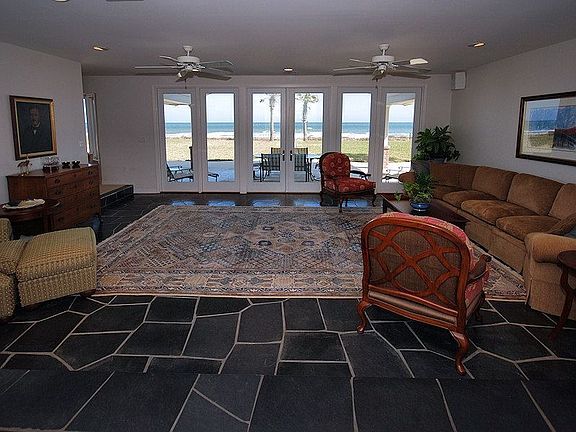 Living toom with wall of windows