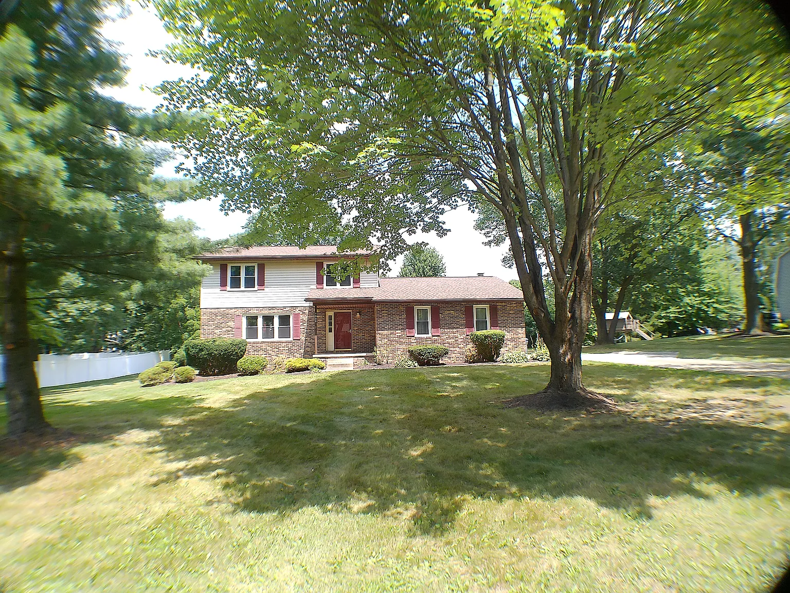 4 bed, 2.5 bath, 1952 sqft, $3,000 — Photo 1