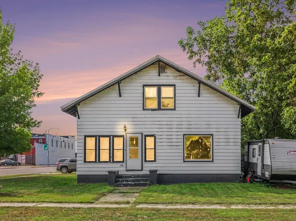 101 W 1st Ave, Flandreau, SD 57028
