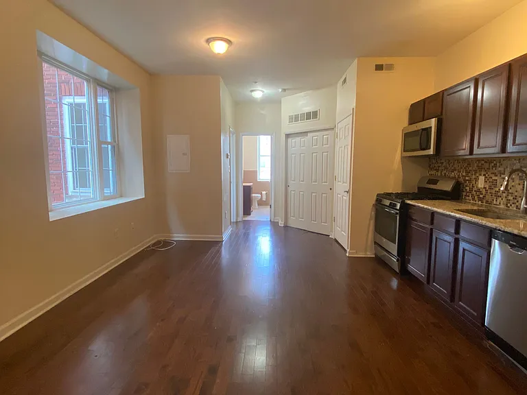 4724 Chestnut St #4R — Photo 1