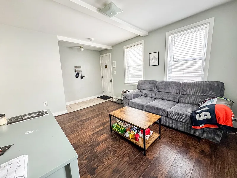 3 bed, 1.0 bath, 1000 sqft, $3,200 — Photo 3