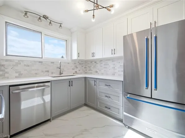 8 Claudette Gate, Hamilton, ON L9B 1T5