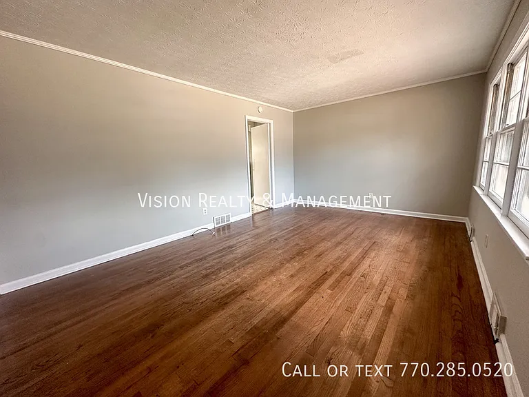 131 W White St — Photo 3