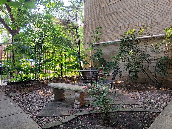 4th image of 1565 N Hoyne Ave APT 2