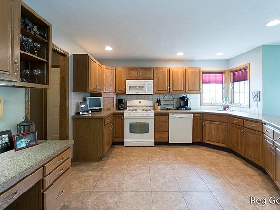 3rd image of 1539 Penncross Dr SE