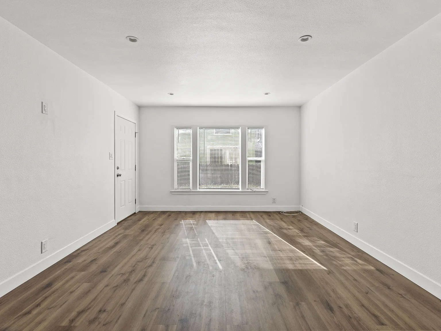 2 bed, 875 sqft, $2,400 — Photo 2