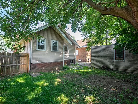 3rd image of 1421 N Douglas St