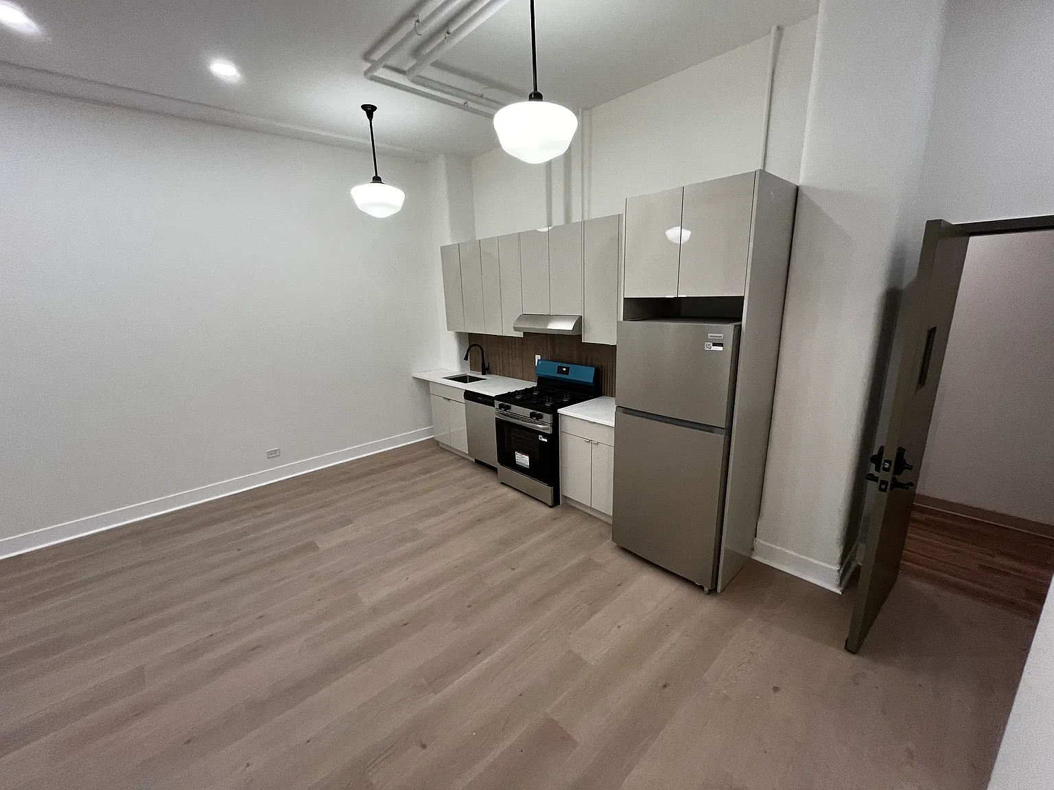 1 bed, 850 sqft, $2,300 — Photo 4