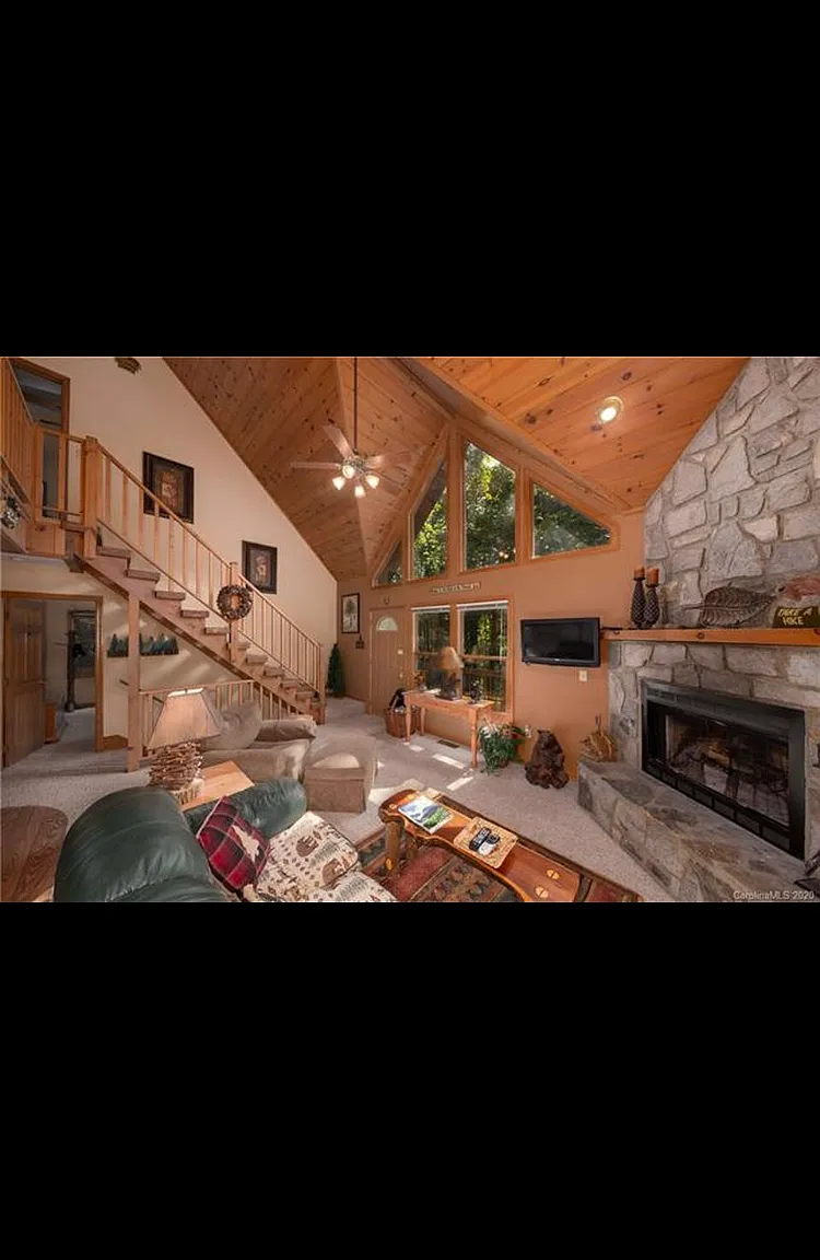 26 Marion Dr — Photo 2
