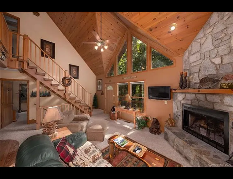 26 Marion Dr — Photo 2