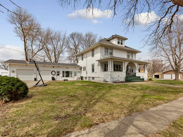 303 S 3rd St, Mallard, IA 50562