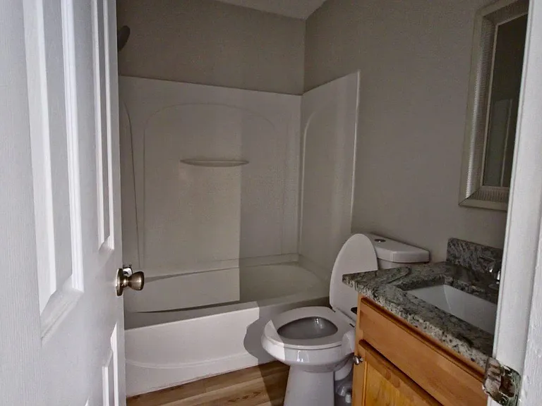 546 Wellington Ct — Photo 10