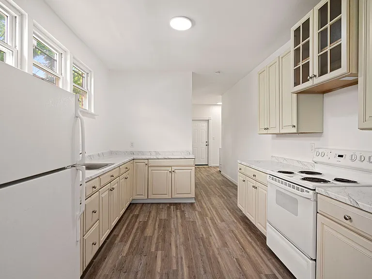 321 Kennedy Ave — Photo 13