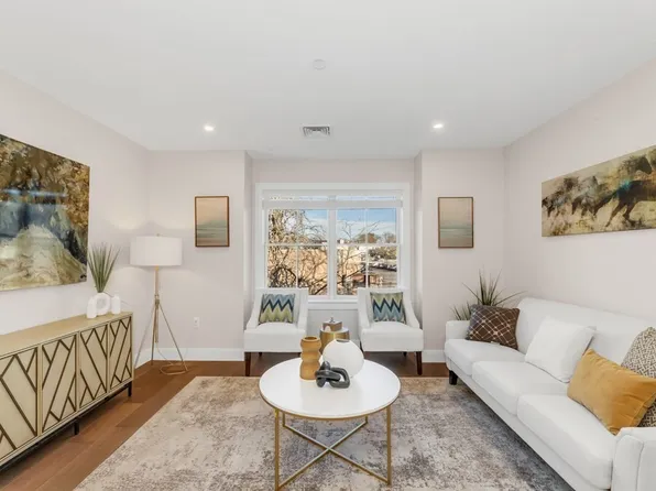 425 Lagrange St Unit 305, West Roxbury, MA 02132