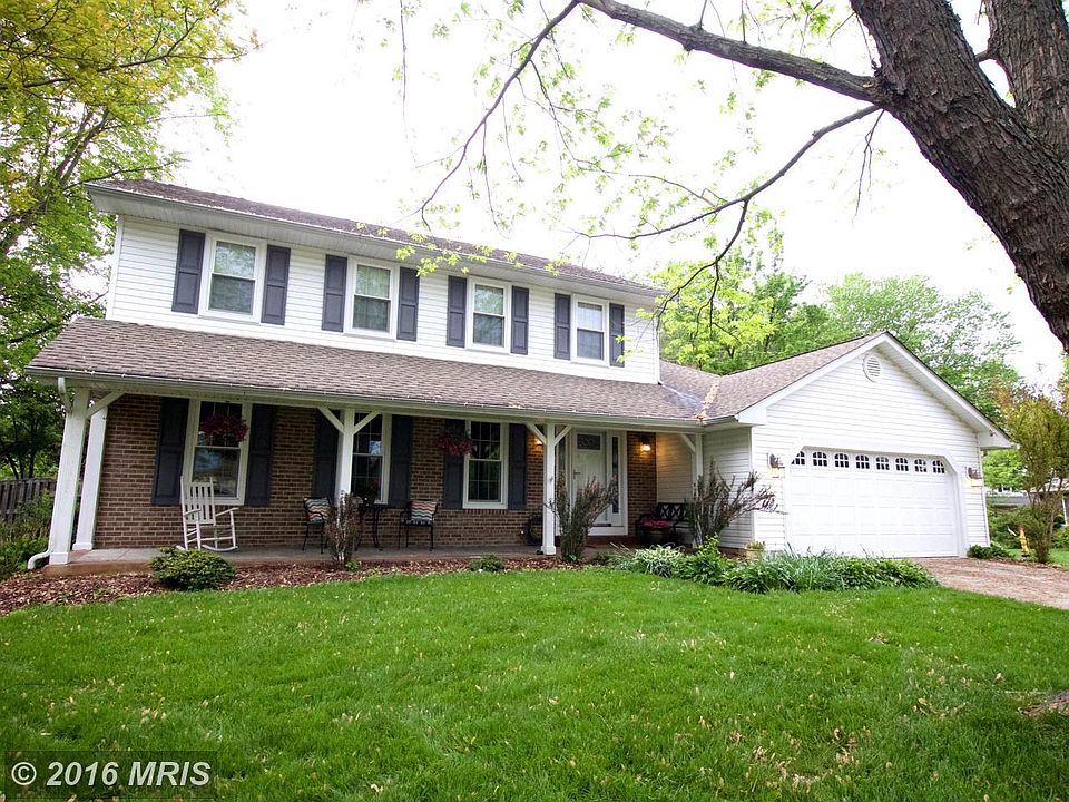 Captivating  Cul-de-Sac Colonial