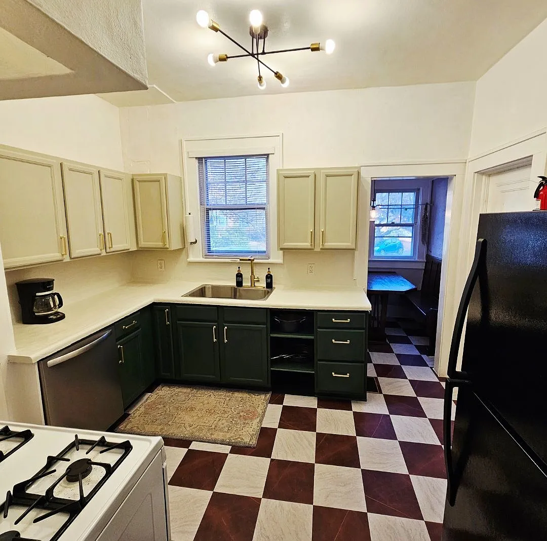 3 bed, 1.0 bath, 1000 sqft, $2,000 — Photo 2