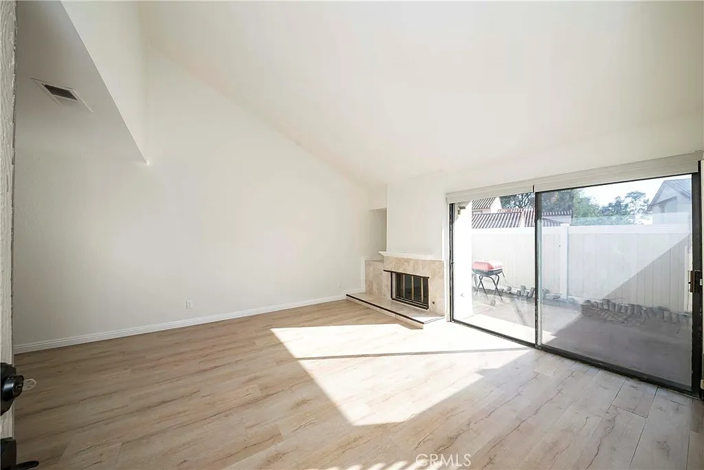 2 bed, 2.5 bath, 1238 sqft, $3,200 — Photo 4