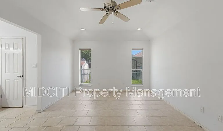 1233 Hollyhock Ln — Photo 22