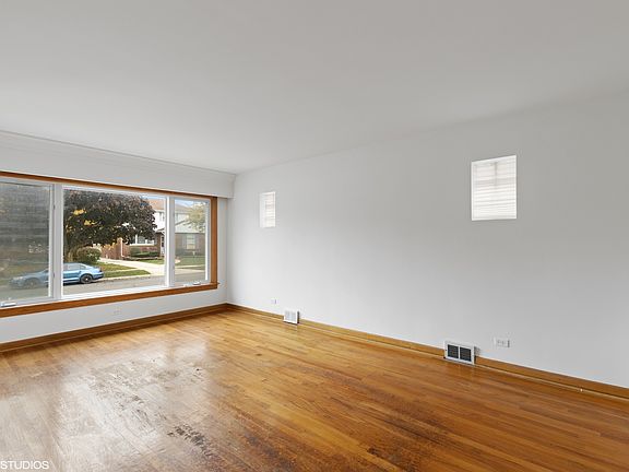 3rd image of 10258 Oxford St