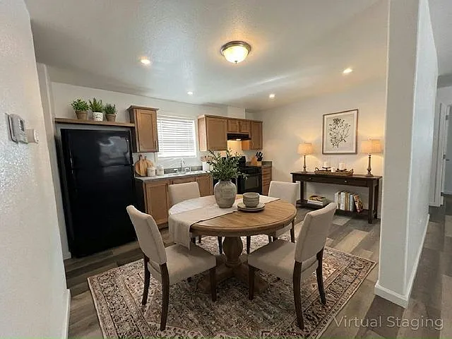 3 bed, 2.0 bath, 1056 sqft, $2,010 — Photo 2
