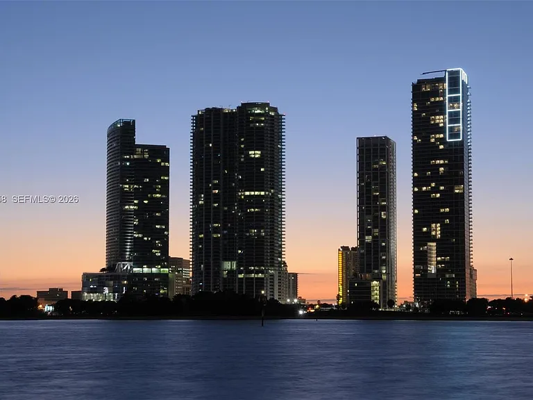 1100 Biscayne Blvd #5203 — Photo 38