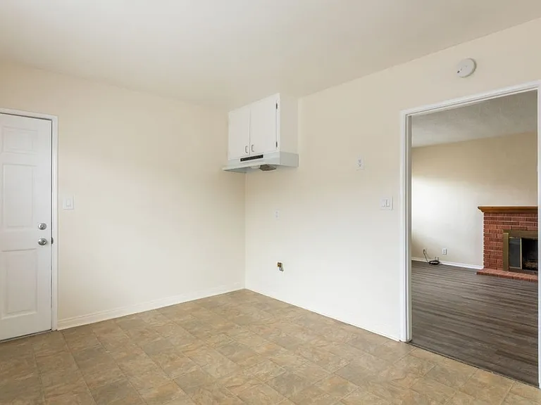 4460 W 137th St #B — Photo 4