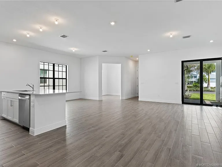 870 SW Newfield Ave — Photo 5